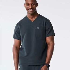 FIGS Men’s Leon Three-Pocket Scrub Top in Night Sky Color (NWT)